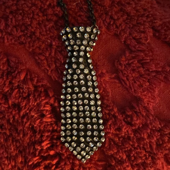Elegant Black and Silver Tie shaped necklace - Picture 1 of 6